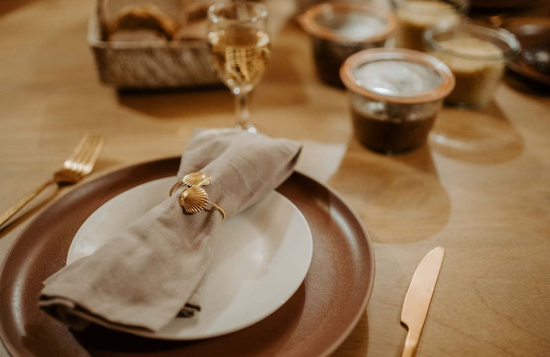 Assiettes avec des couverts sur la table d'un lodge de Calviac