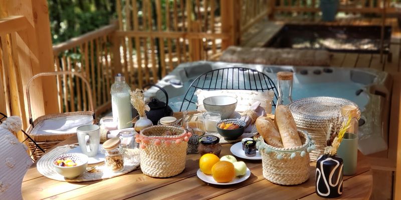 Breakfast on the terrace of a lodge in Calviac