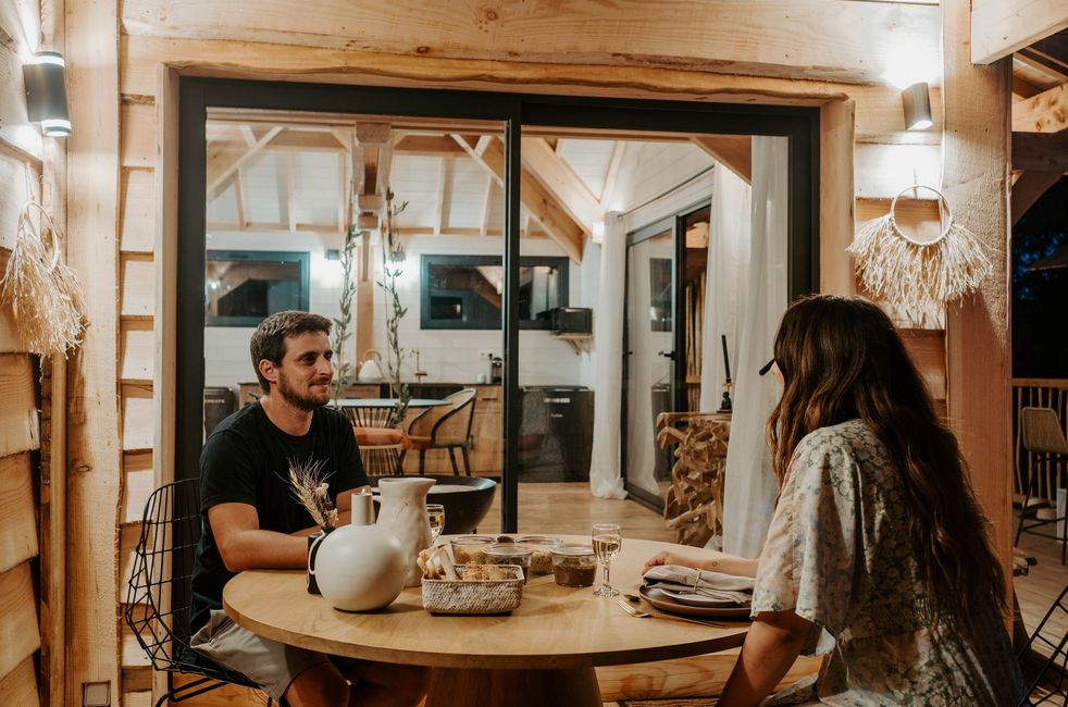 Couple durant un diner sur la terrasse d'un lodge de Calviac