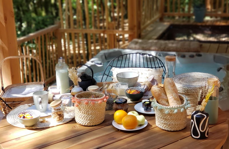 Petit déjeuner sur la table de la terrasse d'un lodge de Calviac