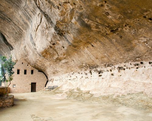 House encrusted in the rock at les Eyzie of Tayac of Sireuil