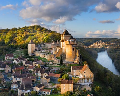 Castelnaud la Chapelle vu par drone avec le paysage du Périgord en arrière plan