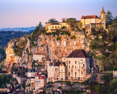 Village touristique de Rocamadour incrusté dans la roche