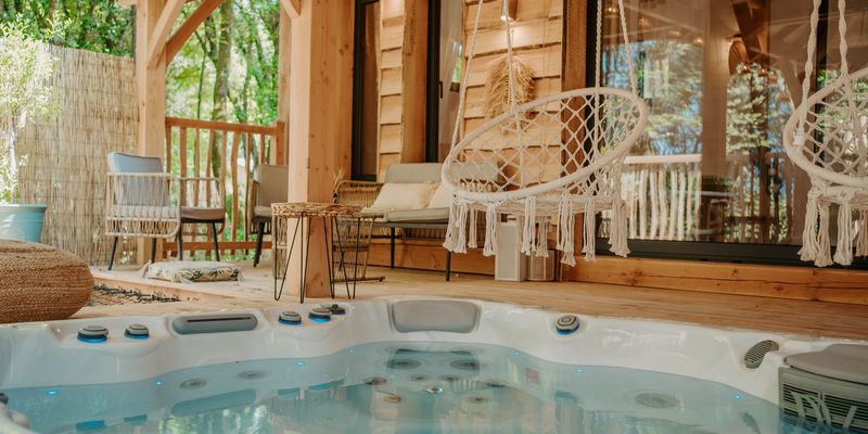 Terrasse du lodge Goa avec vu sur le spa, le canapé et les fauteuil