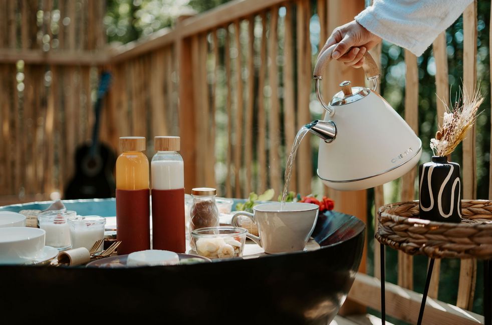 Produit gastronomique sur la table d'une terrasse d'un lodge de Calviac